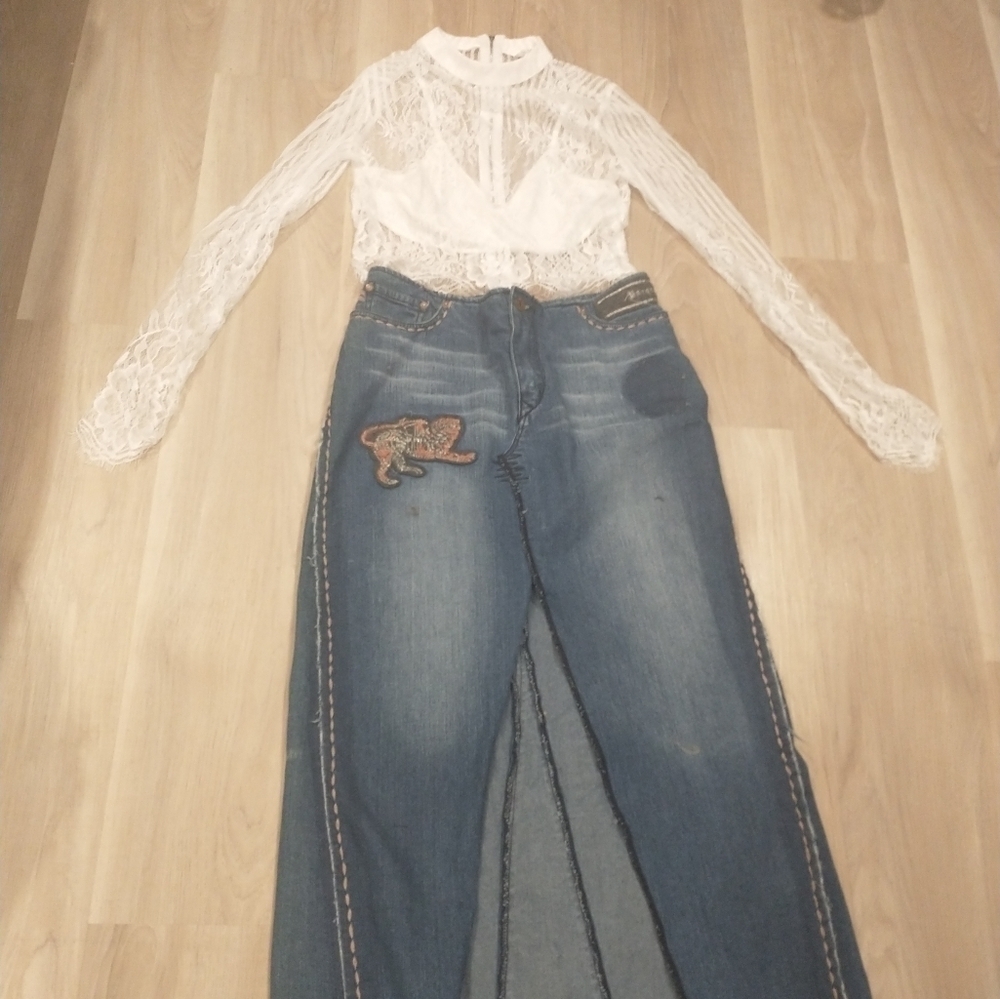 Flirty feminine peekaboo short crop lace white top - Picture 2 of 7